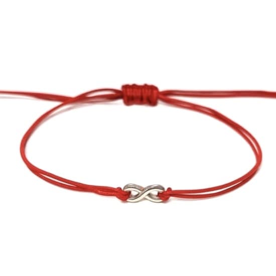 Гривна с червен конец и безкрайност от бяло злато