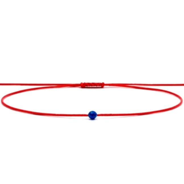 Гривна с червен конец и естествен лазорит