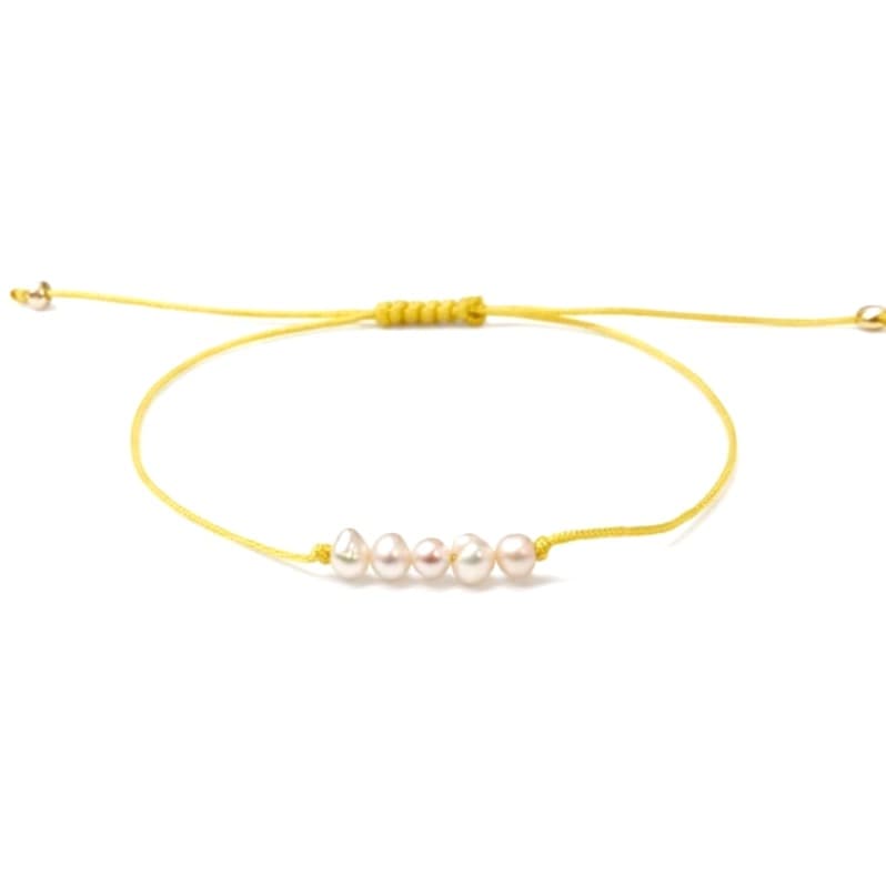 Гривна с жълт конец и речни перли