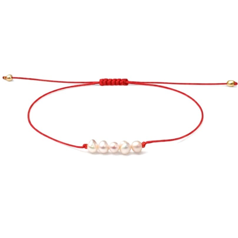 Гривна с червен конец и речни перли