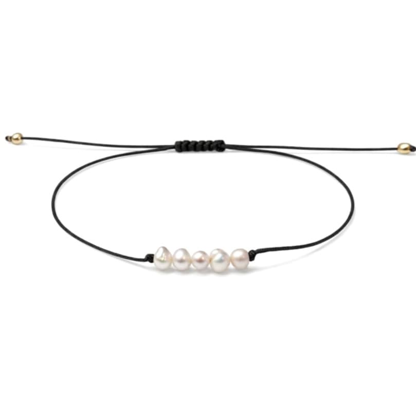 Гривна с черен конец и речни перли