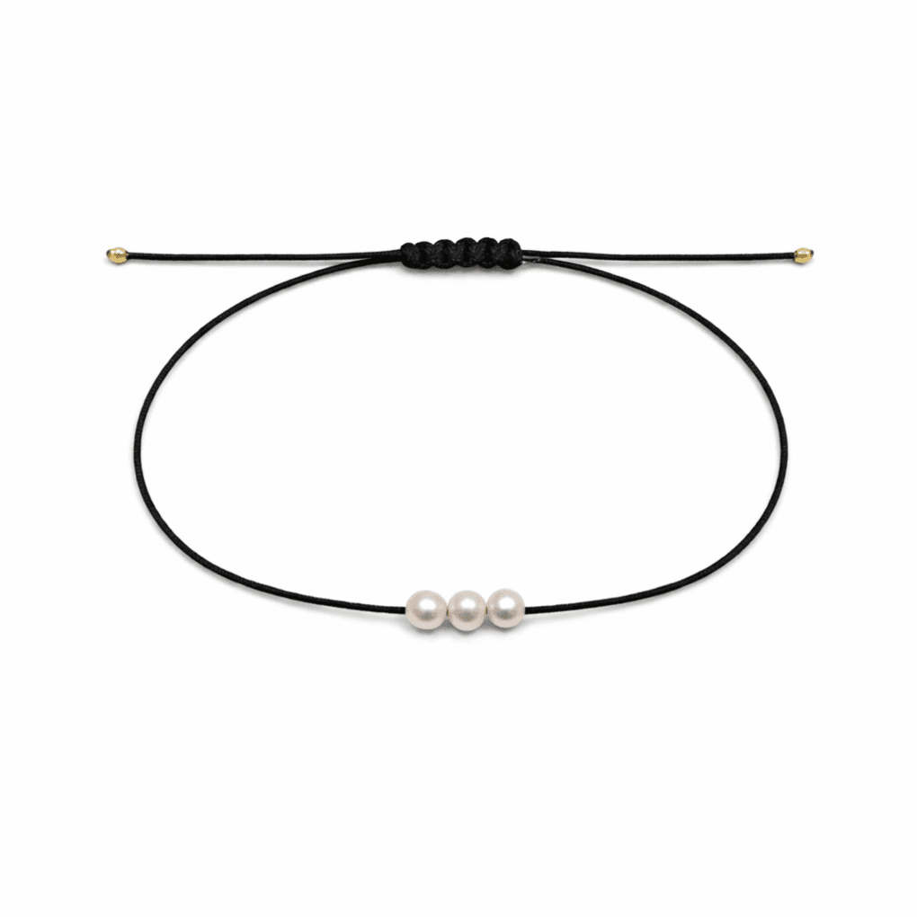 Гривна с черен конец и речни перли
