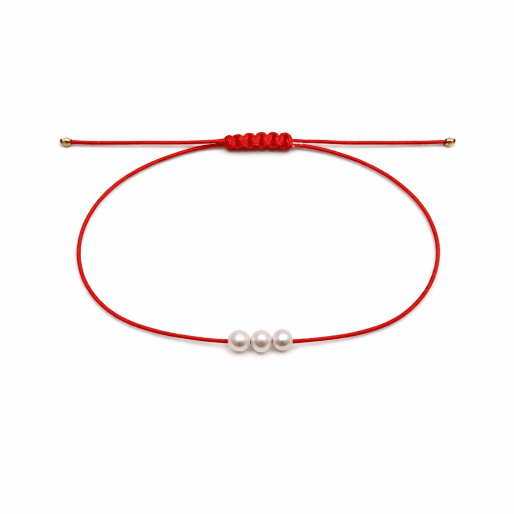 Гривна с червен конец и речни перли